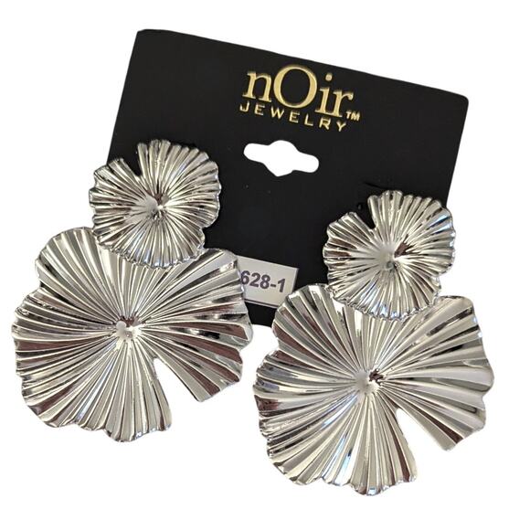 nOir Jewelry Silver Statement Flower Petal Earrings - Picture 1 of 5